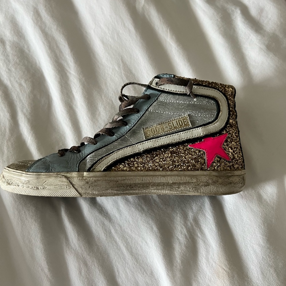 Gorgeous Golden Goose Slide sneaker with fuchsia star!!